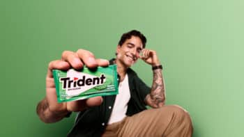 Maluma na campanha Trident “Que Se Masque” Maluma em campanha da Trident, segurando embalagem verde de goma de mascar em fundo verde