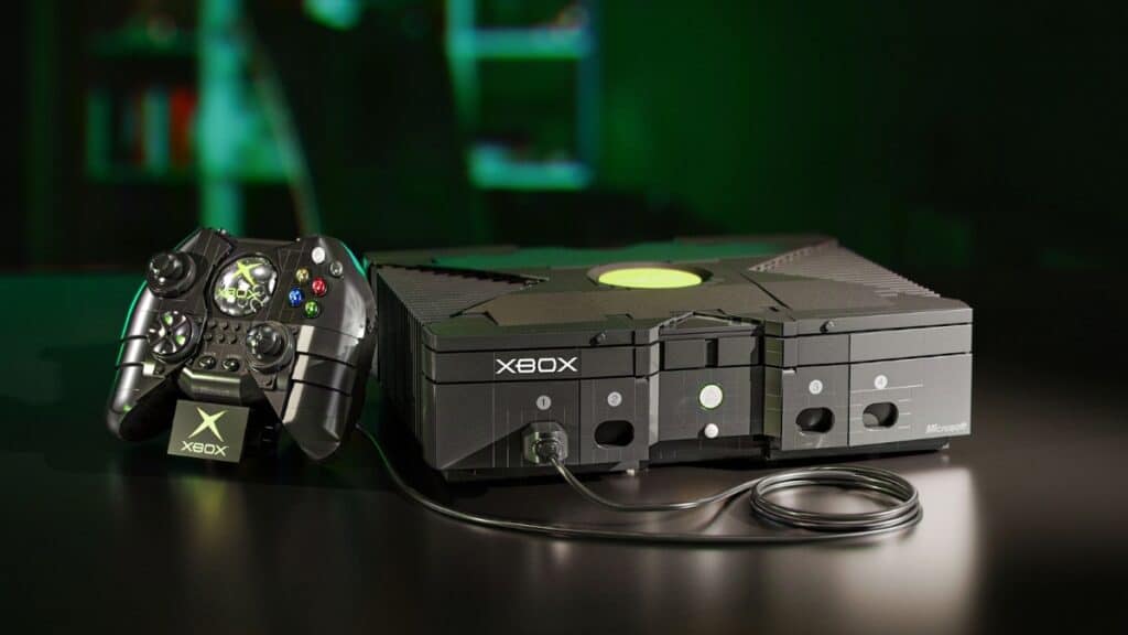 Mattel Brick Shop: réplica 1:1 do Xbox original com controle Réplica em tamanho real do Xbox original em blocos, com controle e cabo, da Mattel Brick Shop, em fundo verde