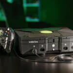 Réplica em tamanho real do Xbox original em blocos, com controle e cabo, da Mattel Brick Shop, em fundo verde