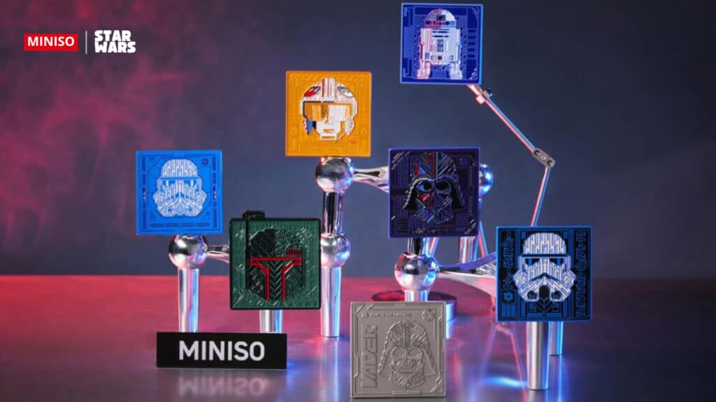 MINISO Star Wars: coleção com figuras e displays Coleção MINISO Star Wars com figuras em caixas e displays no fundo roxo, incluindo quadros com personagens e símbolos.