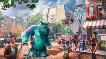 Disney’s Hollywood Studios: área temática de Monstros S.A. (Monstropolis) Personagem Sulley de Monstros S.A. em área temática da Disney, com crianças e cenários inspirados em Monstropolis.