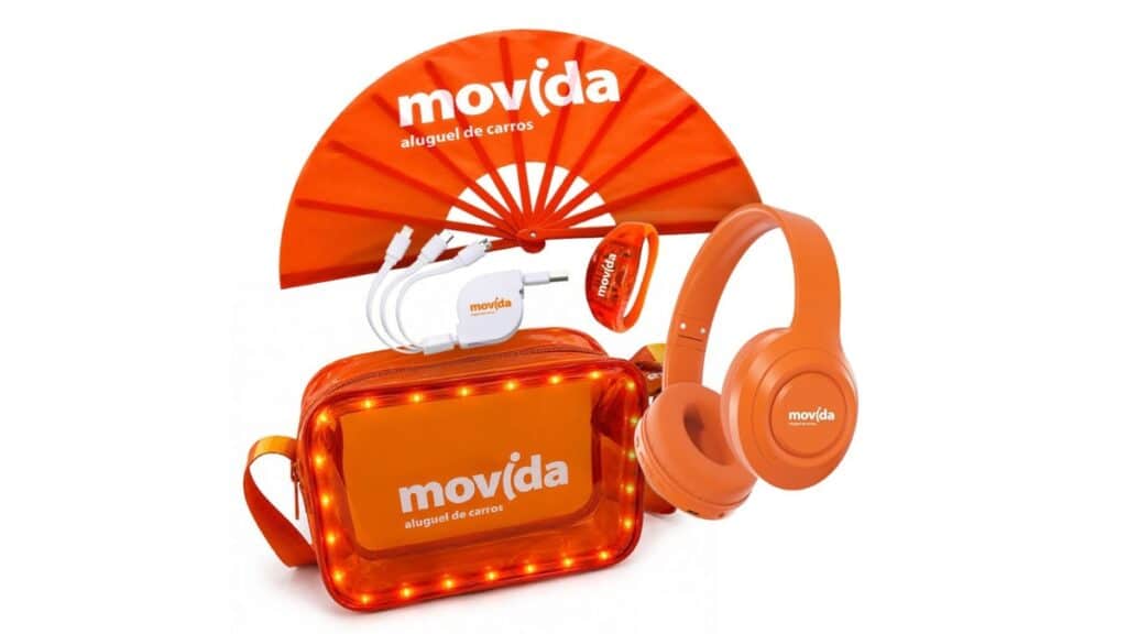 Brindes da Movida no Rock in Rio: headphone e estojo laranja com logotipo movida.