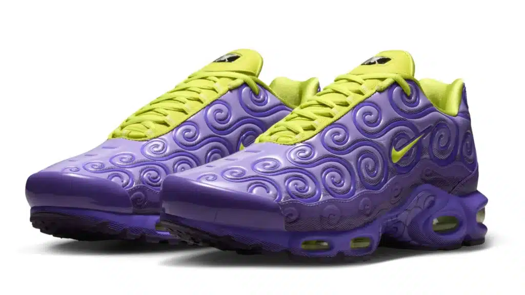 Tênis Nike da collab com One Piece, com cores roxo e verde e detalhes em padrão de ondas