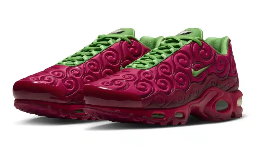 Tênis Nike One Piece com design verde e vermelho, com textura no calçado e cadarço verde
