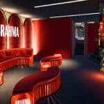 Novo camarote Brahma em Barretos, com assentos vermelhos e logo Brahma em ambiente interno iluminado