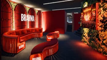 Novo camarote Brahma em Barretos, com assentos vermelhos e logo Brahma em ambiente interno iluminado