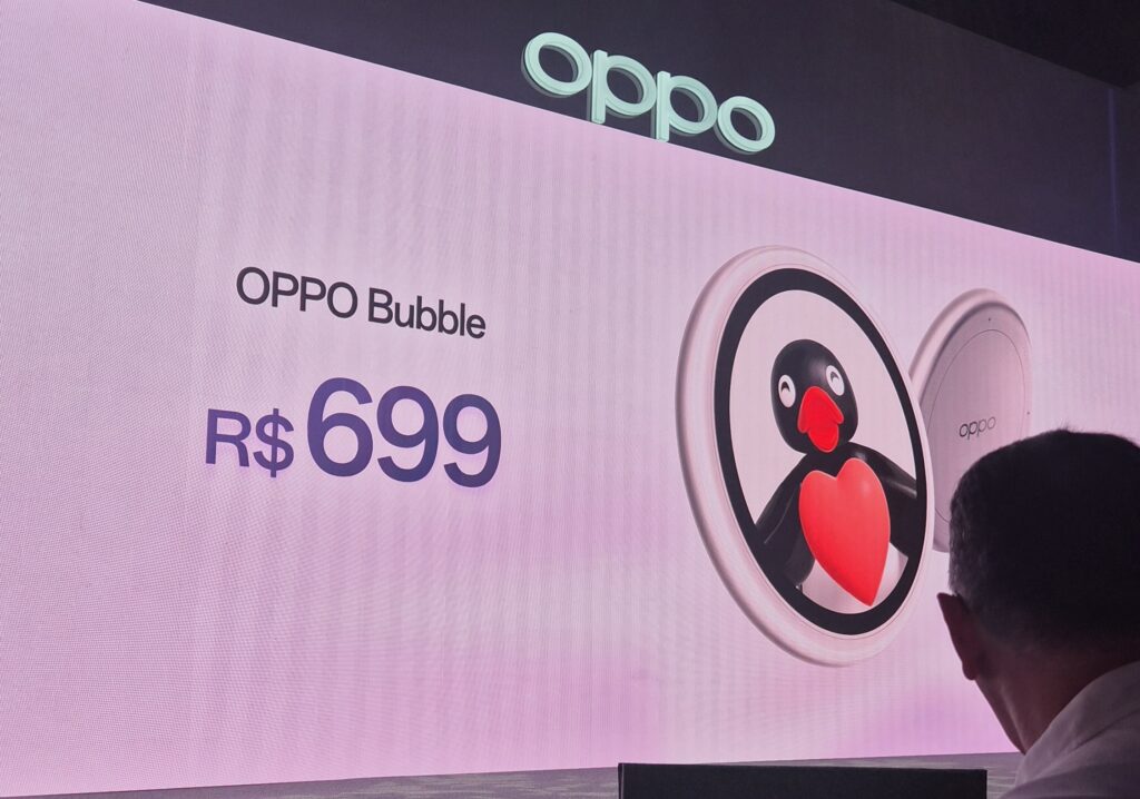 Cartaz do Oppo Bubble em evento, com preço R$699 e nome OPPO Bubble na tela