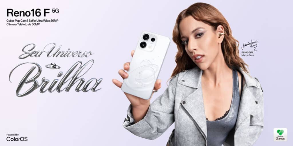 Mulher segurando o smartphone OPPO Reno16 F 5G, com design holográfico, em anúncio da linha Reno16.