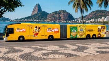 Ônibus da Paçoquita no Rio de Janeiro com vista do Pão de Açúcar Ônibus amarelo da Paçoquita com personagens e adesivo do produto em frente ao Pão de Açúcar, no Rio de Janeiro.