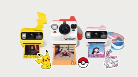 Câmeras Polaroid temáticas Pokémon (3) Câmeras Polaroid temáticas de Pokémon, com três modelos decorados e personagens como Pikachu e outros monstrinhos.