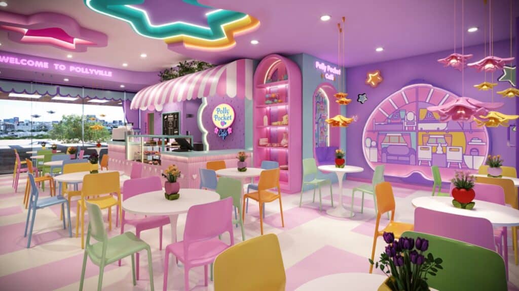 Café temático da Polly Pocket no Brasil (ambiente interno) Ambiente interno do café temático da Polly Pocket no Brasil, com decoração rosa, mesas coloridas e área de balcão