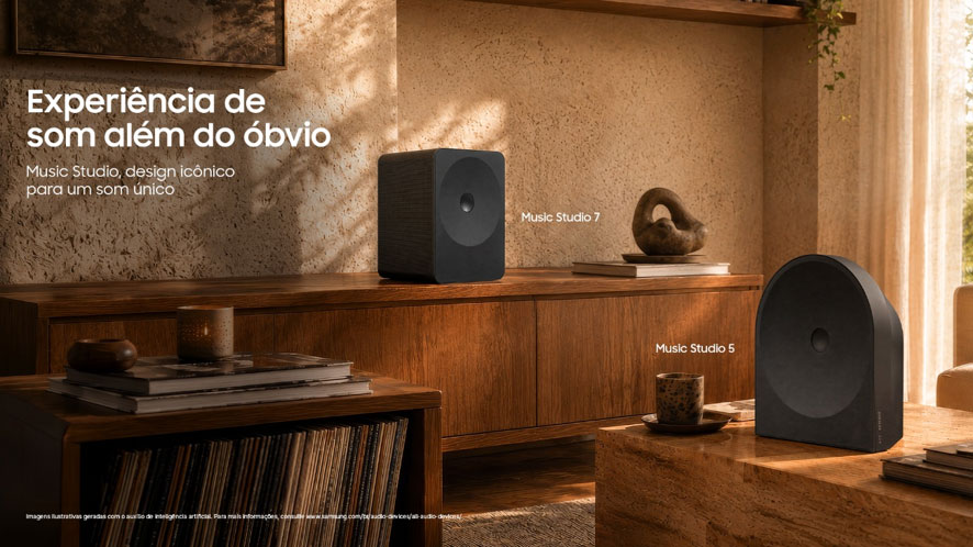 Samsung Music Studio 5-7: caixas inteligentes compactas Caixas inteligentes Samsung Music Studio em ambiente interno, com dois modelos sobre aparadores de madeira