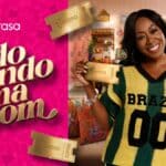 Tichina Arnold como Rochelle em campanha da Serasa, com cupons e cartão de crédito, segurando dinheiro ao lado do texto “Todo mundo ama cupom”.