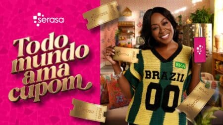 Serasa com Rochelle: “Todo mundo ama cupom” Tichina Arnold como Rochelle em campanha da Serasa, com cupons e cartão de crédito, segurando dinheiro ao lado do texto “Todo mundo ama cupom”.