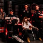 Campanha da Texaco com a marca Approve, modelo em estúdio com roupas streetwear e cenário automotivo ao fundo.