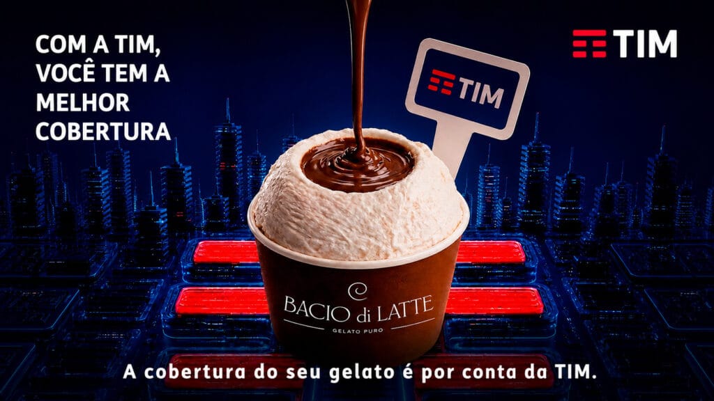 Pote de sorvete Bacio di Latte com calda e ícones da TIM, em fundo de cidade à noite e frase sobre cobertura