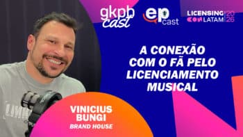 Vinícius Bung i da Brand House em entrevista no ep cast sobre licenciamento musical, com logotipos GKPB Cast e Licensing Con LATAM 26