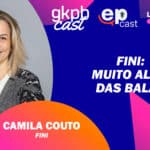 Imagem do ep cast com Camila Couto, da Fini, em destaque, com o título “FINI: MUITO ALÉM DAS BALAS”.