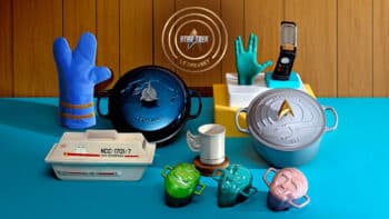 Le Creuset Star Trek: utensílios e acessórios temáticos Conjunto de utensílios da Le Creuset inspirado em Star Trek sobre mesa azul, com formas e panelas temáticas.