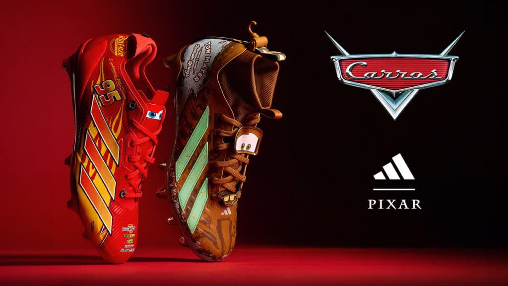 Duas chuteiras Adidas com design inspirado em carros, com logos da Pixar e do personagem Carros no fundo