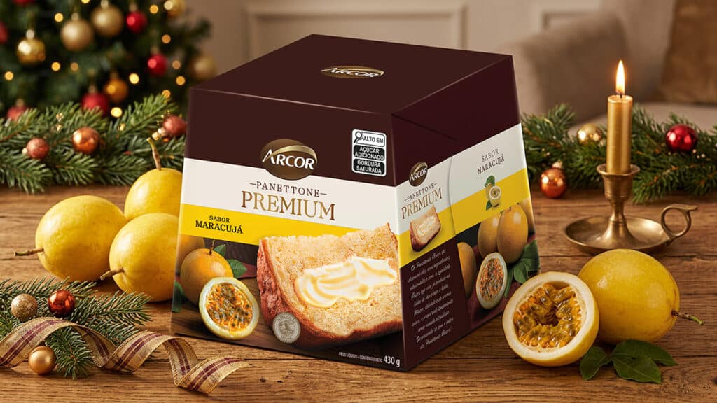 Embalagem de panetone Premium da Arcor sabor maracujá, com frutas e decoração natalina ao fundo.