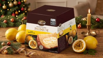 Arcor Panettone Premium Maracujá Embalagem de panetone Premium da Arcor sabor maracujá, com frutas e decoração natalina ao fundo.