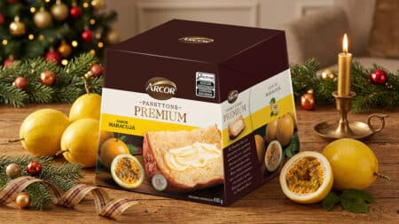Arcor Panettone Premium Maracujá Embalagem de panetone Premium da Arcor sabor maracujá, com frutas e decoração natalina ao fundo.