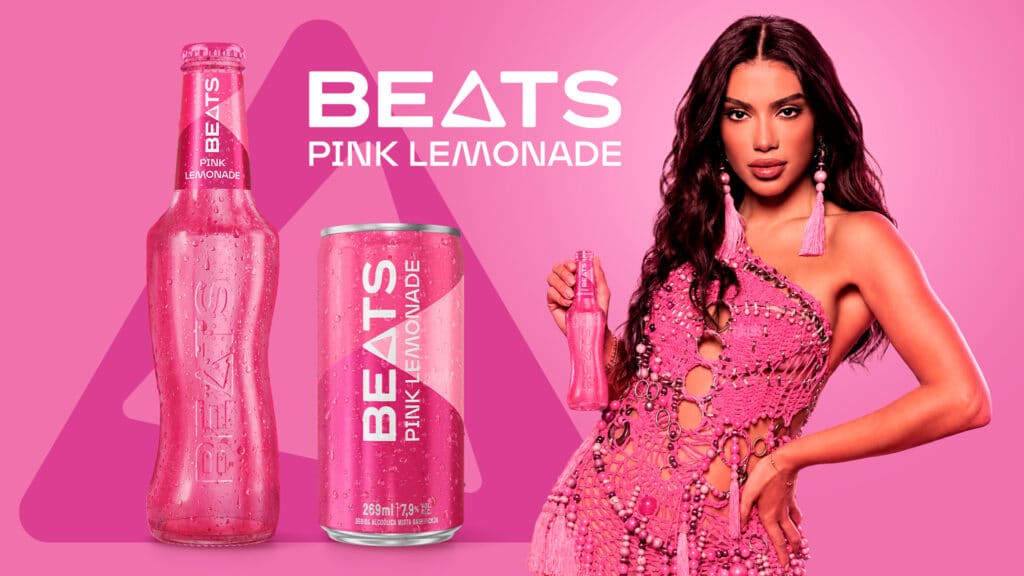 Beats Pink Lemonade com Anitta para o Carnaval 2027 Beats Pink Lemonade da Ambev com Anitta no Carnaval 2027, com garrafa e lata de bebida rosa em fundo rosa