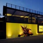 Fachada de um beco com mural de Wolverine e iluminação noturna, transformando o Beco do Batman no Beco do Wolverine.
