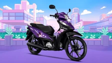 Honda Biz Kuromi roxa fosca com detalhes de personagem, moto scooter em cenário urbano com tons rosa e roxos
