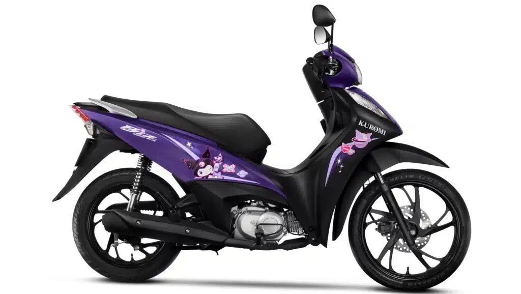 Honda Biz125 EX Kuromi roxa com detalhes do personagem, moto scooter em perfil lateral, edição especial
