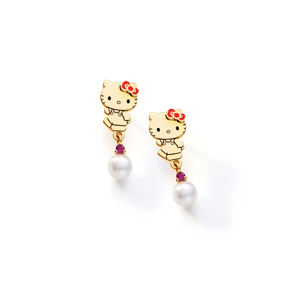 Par de brincos da Hello Kitty em ouro amarelo com rubis e pérolas brancas