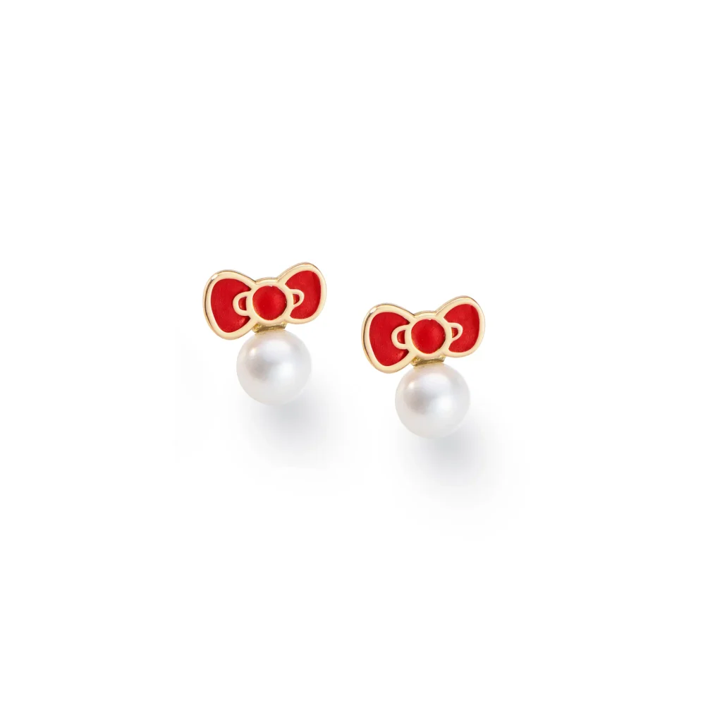 Brinco lacinho da Hello Kitty em ouro amarelo com pérola, acabamento dourado e esmalte vermelho