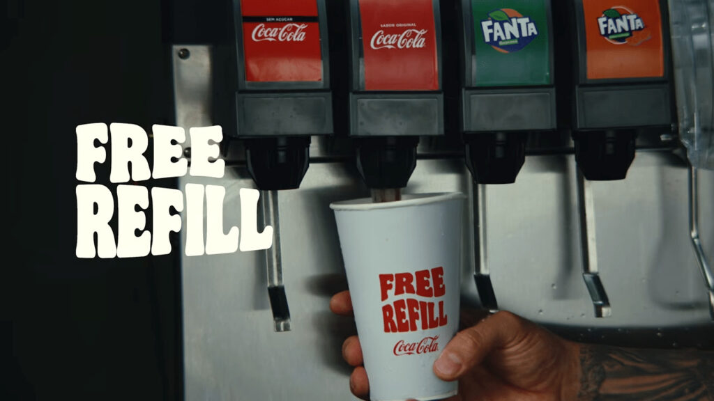 Copo de Coca-Cola com rótulo “Free Refill” em máquina de refil do Burger King.