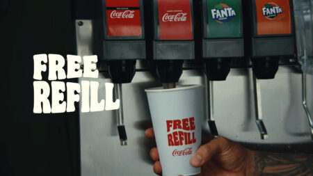 Burger King Free Refil Coca-Cola Copo de Coca-Cola com rótulo “Free Refill” em máquina de refil do Burger King.