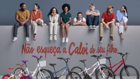 Caloi resgata “Não esqueça a Caloi do seu filho” com bicicletas Família sentada com bicicletas ao fundo e texto “Não esqueça a Caloi do seu filho” em campanha da Caloi.