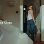 Sadie Sink em campanha da Calvin Klein, em cena interna com iluminação suave e marca Calvin Klein ao fundo.