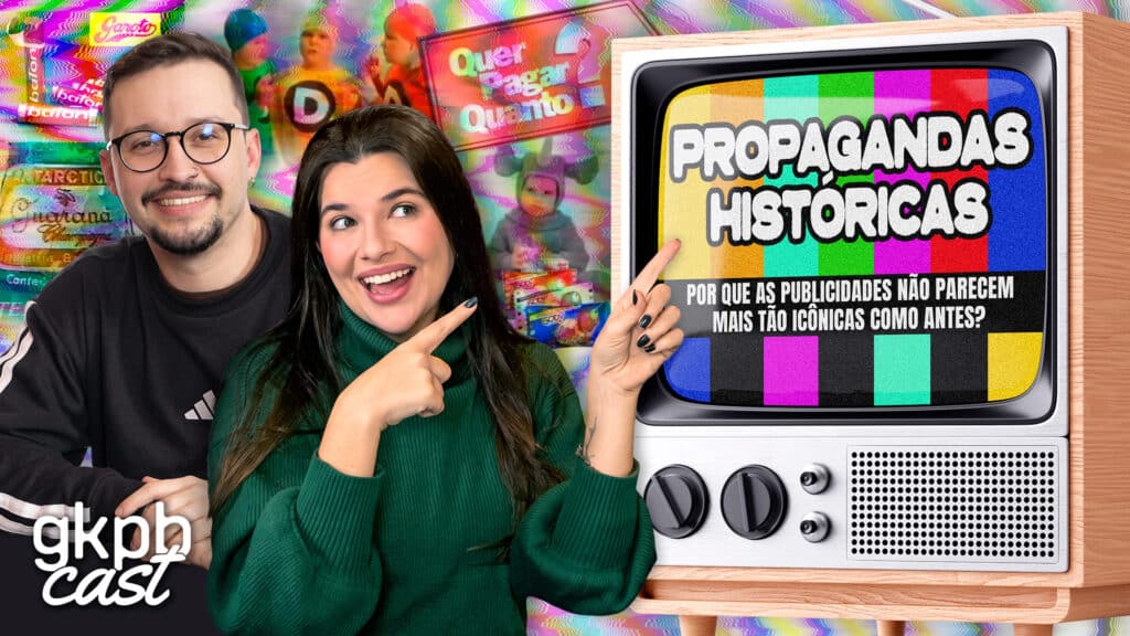 Capa GKPBcast: Propagandas históricas Capa do GKPBcast com dois apresentadores e um televisor exibindo o tema “Propagandas históricas”.