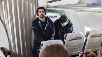 Cat Dealers a bordo de voo LATAM para o Rock in Rio Duo Cat Dealers em voo da LATAM, no interior do avião, recebendo participantes durante ação do Rock in Rio.