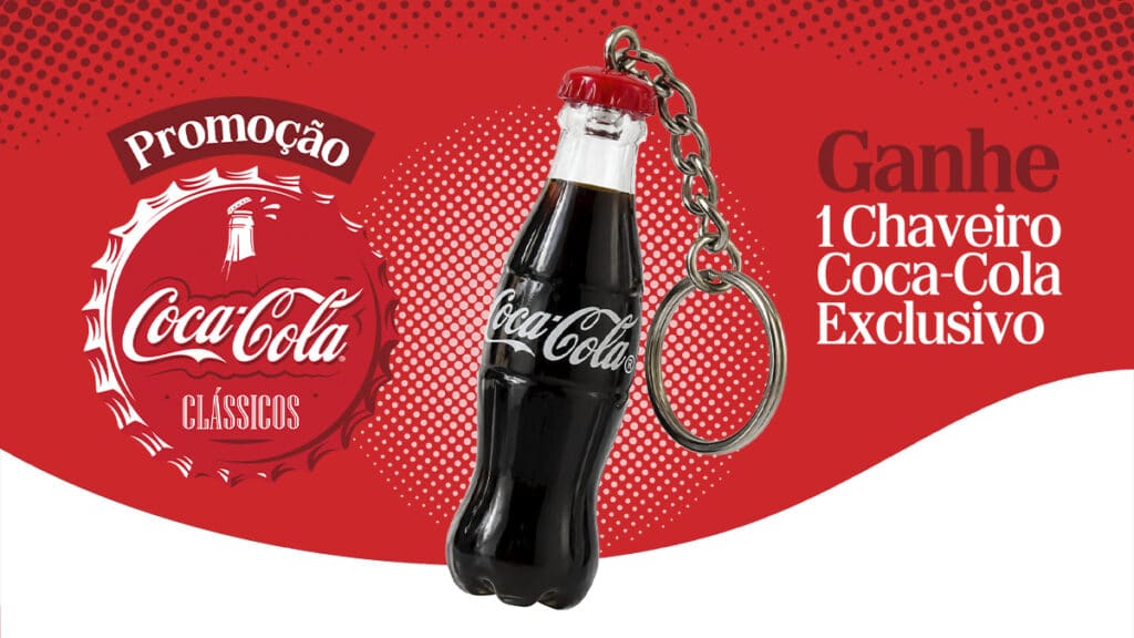 Imagem de mini chaveiro em formato de garrafa Coca-Cola, com ilustração de promoção “Coca-Cola Classics”.