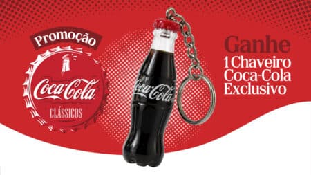 Mini chaveiro Coca-Cola em formato de garrafa Imagem de mini chaveiro em formato de garrafa Coca-Cola, com ilustração de promoção “Coca-Cola Classics”.