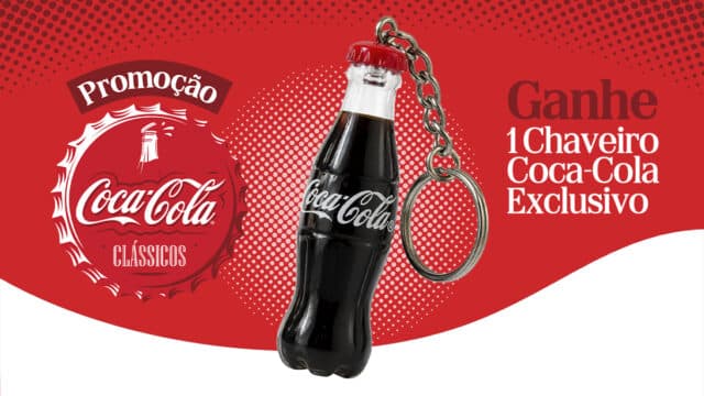 Imagem de mini chaveiro em formato de garrafa Coca-Cola, com ilustração de promoção “Coca-Cola Classics”.