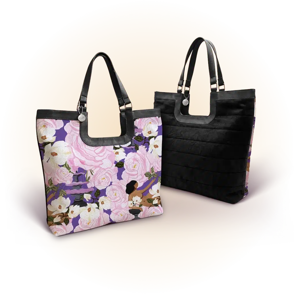 Duas bolsas grandes com alças e detalhes em preto, incluindo uma bolsa floral para a promoção Lux Sempre Cheirosa