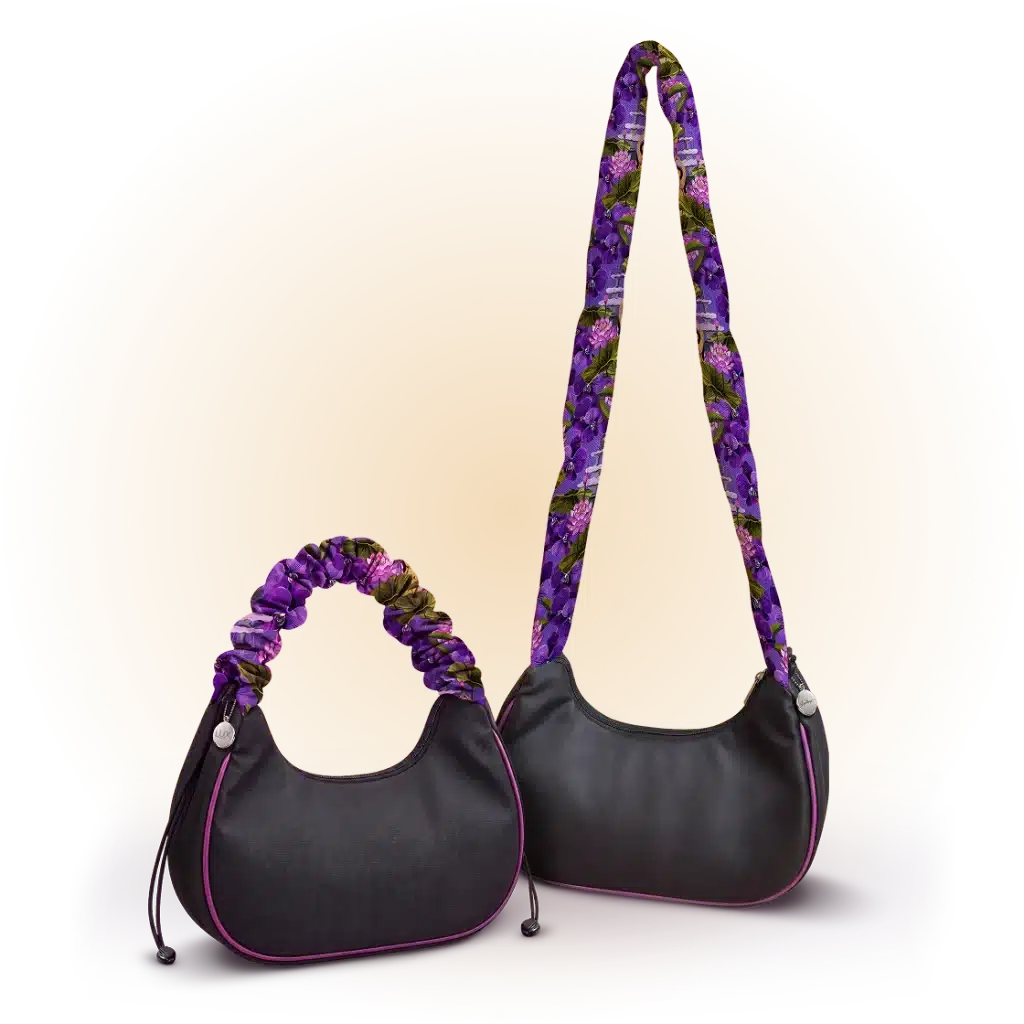 Duas bolsas médias da promoção Sempre Cheirosa assinadas por Carol Burgo, com alças de tecido roxo e forro estampado