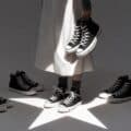 Campanha da Converse com tênis e estrela no chão, associada em polêmica nas redes à Ku Klux Klan (KKK)