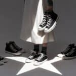 Campanha da Converse com tênis e estrela no chão, associada em polêmica nas redes à Ku Klux Klan (KKK)