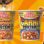 Embalagens de Cup Noodles Protein nos sabores Galinha Caipira e Carne Defumada, com destaque para 16g de proteína por porção.