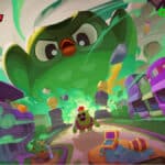 Cena de Brawl Stars com personagens do Duolingo e mascote Spike em um cenário colorido de Starr Park, com logo Duolingo.