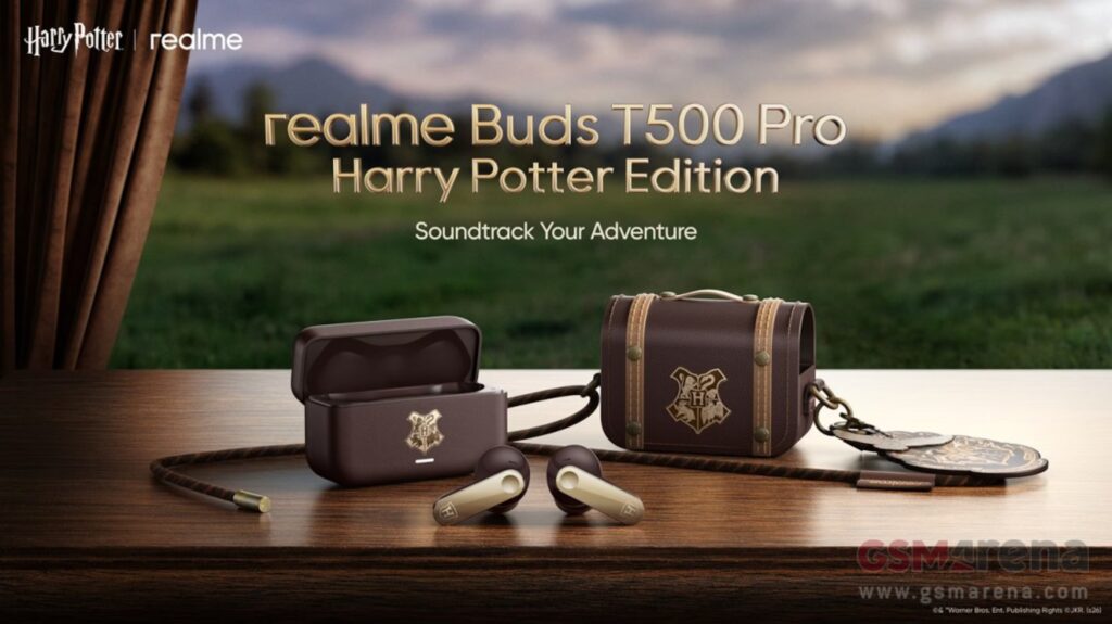 Fones realme Buds T500 Pro da Harry Potter Edition com estojo e case na mesa, em cenário ao ar livre
