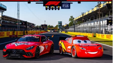 Relâmpago McQueen safety car no GP da Itália (Fórmula 1) Relâmpago McQueen posicionado na pista como safety car ao lado de carro de Fórmula 1 no GP da Itália.